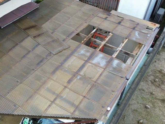 福岡市早良区で波板が飛ばされた駐車場屋根