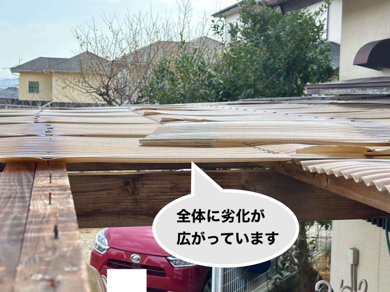 糸島市の波板破損を調査、全体に広がる劣化