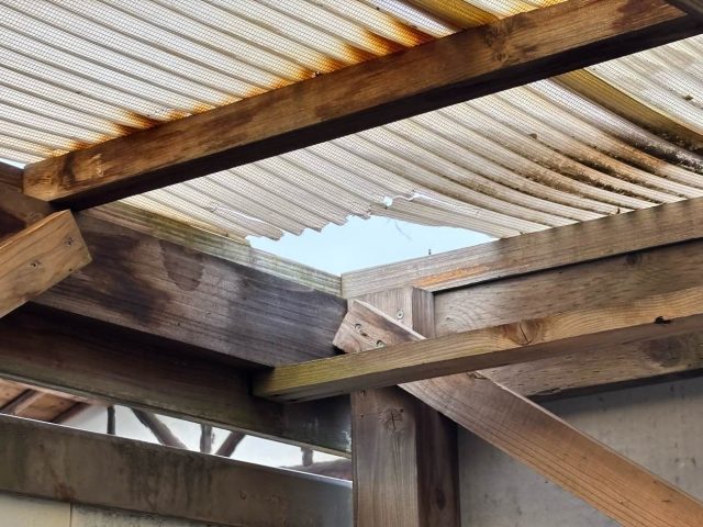 福岡市早良区で破損しかけた波板