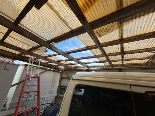 福岡市早良区で波板が飛ばされ穴が開いたカーポート