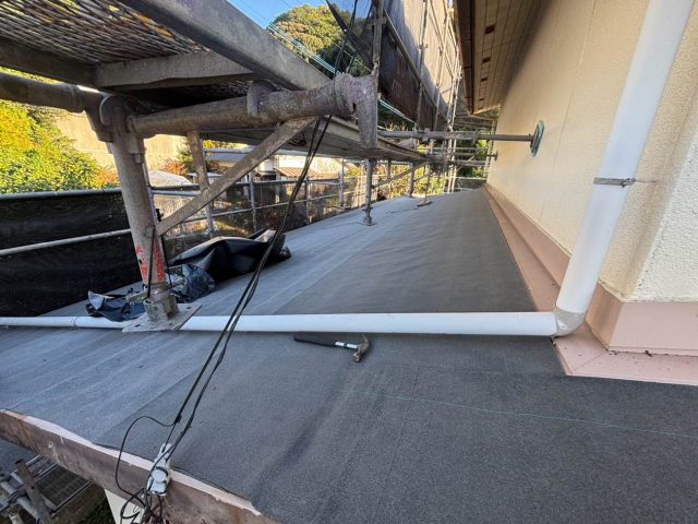 福岡市西区で防水紙が敷かれた屋根