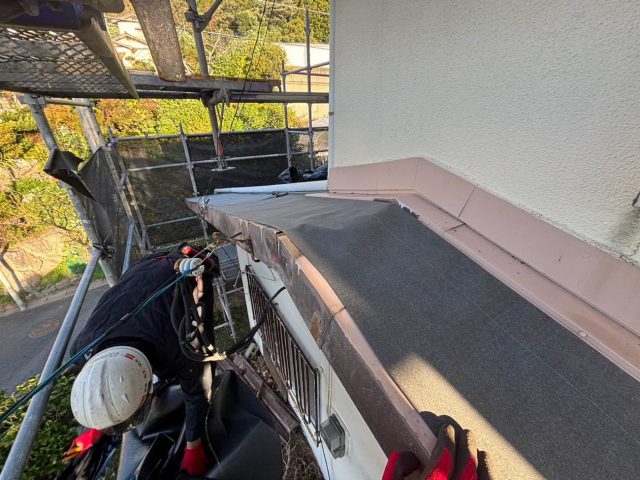 福岡市西区のカバー工事にともなう防水紙の施工