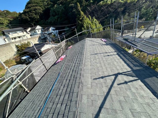 福岡市西区にてカバー工法で雨漏り解消｜ひび割れたスレートにオークリッジスーパー（エステートグレー）を施工