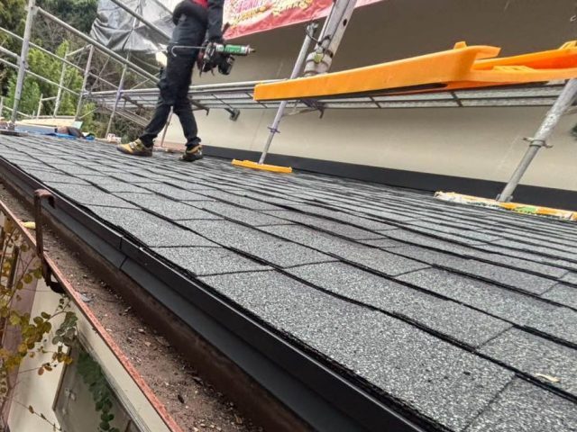 福岡市西区のカバー工法でオークリッジスーパーを施工する職人