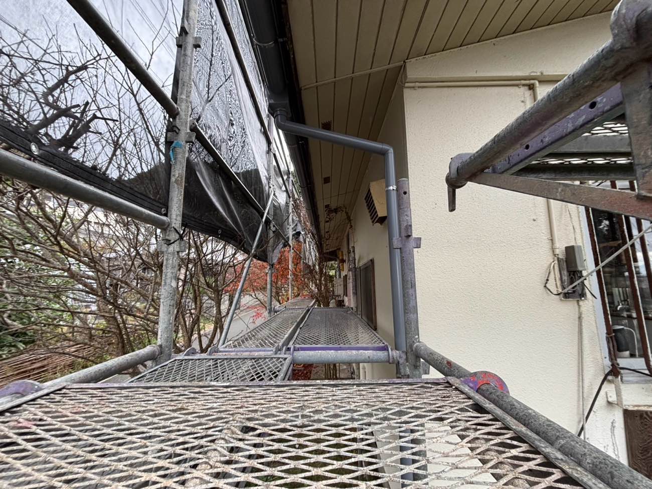 足場の設置と安全対策