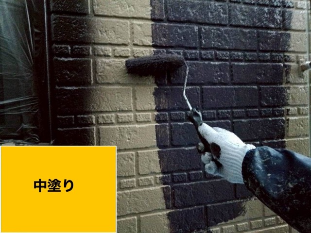 外壁塗装の中塗り