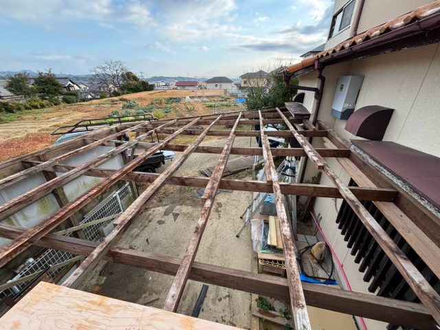 福岡市早良区で壊れた波板の撤去