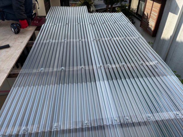 福岡市早良区にて波板工事｜強風で飛ばされ穴があいたカーポート波板を補修・新規張り替え