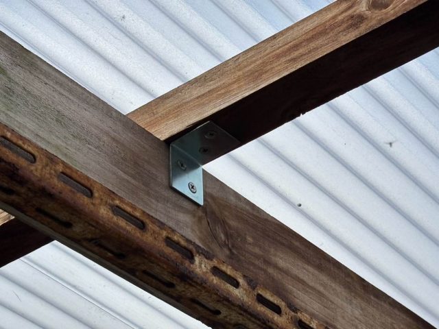 福岡市早良区にて補強金具で固定