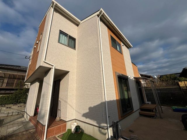 福岡市早良区で戸建ての屋根調査｜強風によるスレート屋根のズレと破損、外壁の汚れが発覚