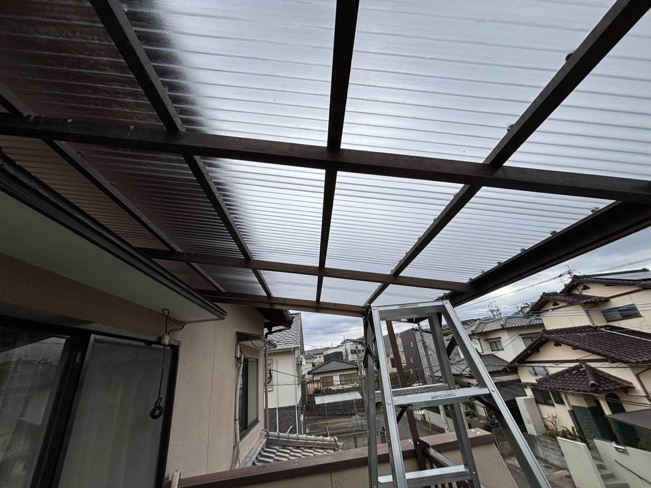 福岡市西区のベランダ工事、ポリカ交換