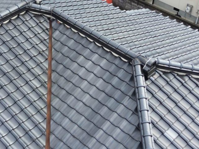 福岡市南区の瓦屋根の錆びた谷板金