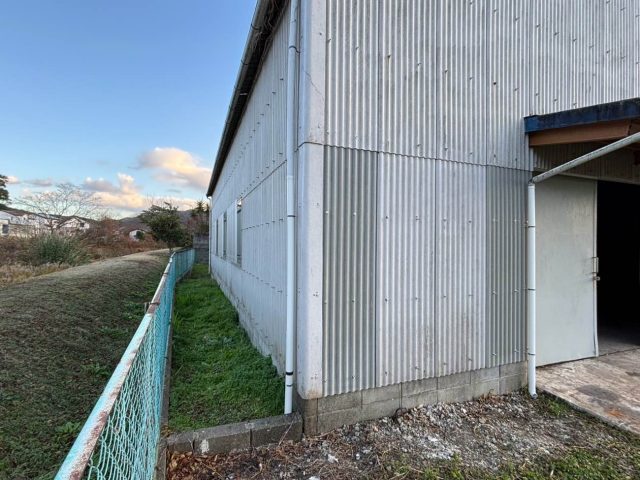 福岡市早良区にて倉庫外壁の部分補修｜割れ・穴あきが生じた小波スレートの交換と雨樋修理