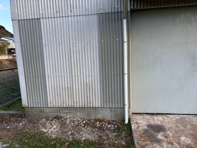 福岡市早良区で破損した小波スレートを交換