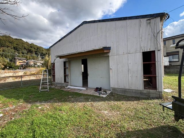 福岡市早良区にて倉庫の劣化調査｜外壁小波スレートの破損と雨樋の不具合に修繕提案