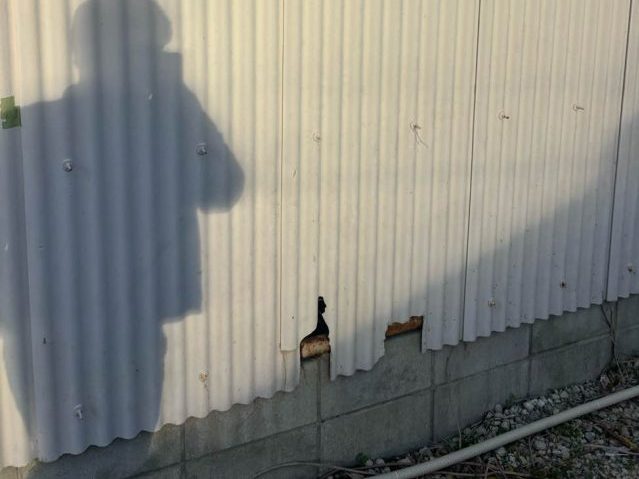 福岡市早良区の倉庫の外壁の穴あき