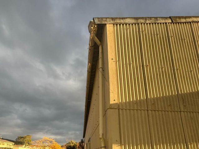 福岡市早良区の倉庫の外壁の劣化した小波スレート