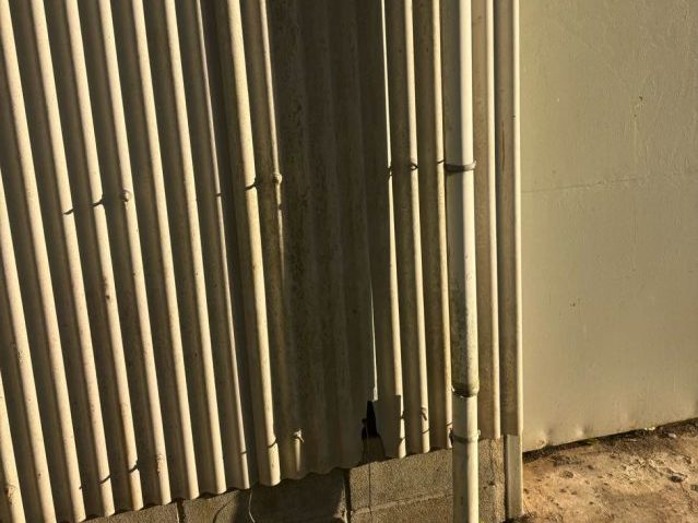 福岡市早良区の倉庫の外壁スレートの劣化