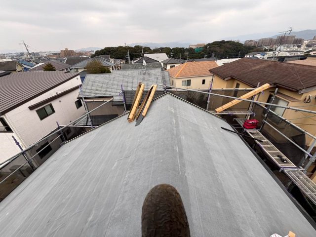 【福岡市南区】屋根カバー工法で劣化したスレート屋根を改修、防水シート敷設・桟木設置工程