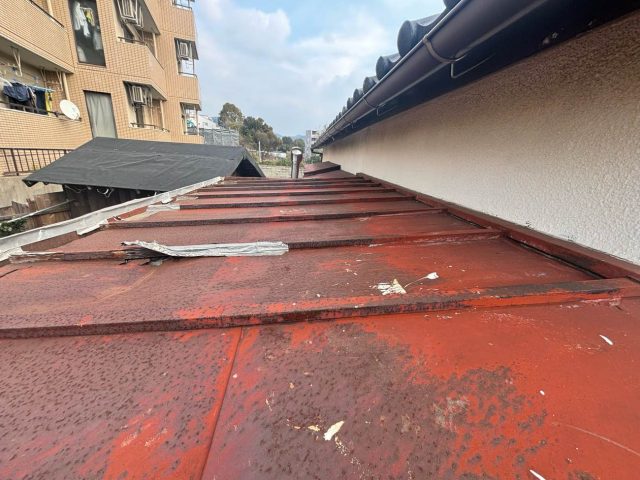 福岡市東区の金属屋根を調査