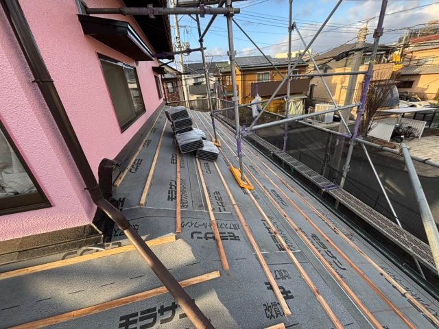 福岡市南区で差し掛け屋根に桟木を固定