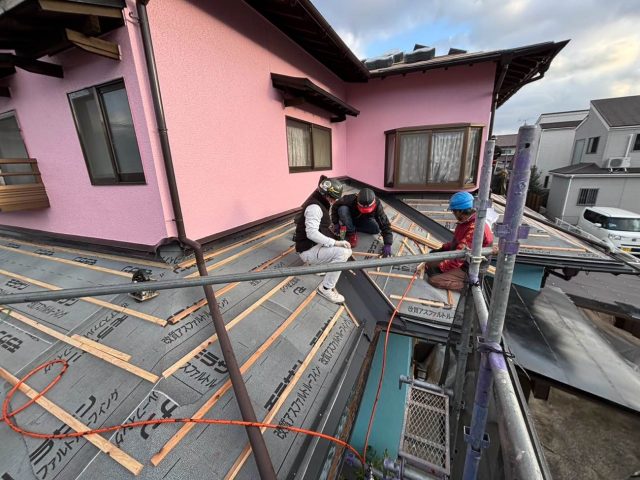 福岡市南区で差し掛け屋根に桟木を設置する職人