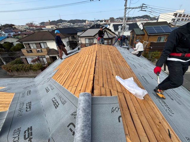 【福岡市南区】屋根の葺き替えで耐震・軽量化｜防水シート敷設工程を解説