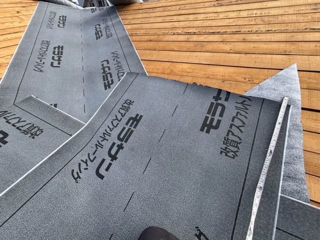 福岡市南区で防水シートを施工中