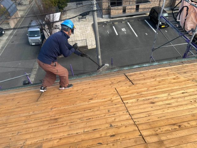 福岡市南区で葺き替えにおける下地補強中