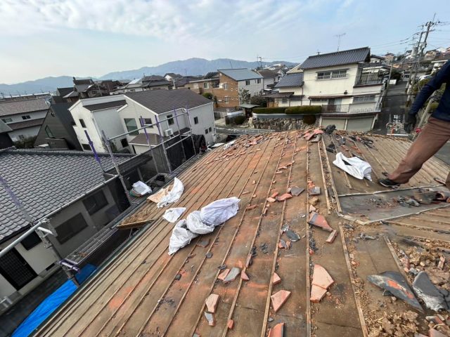 【福岡市南区】瓦屋根の葺き替え工事｜老朽化・重さ・谷板金のサビを解消する屋根材撤去工程