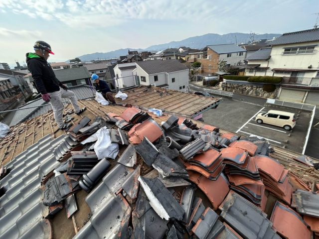 福岡市南区で瓦を撤去する職人