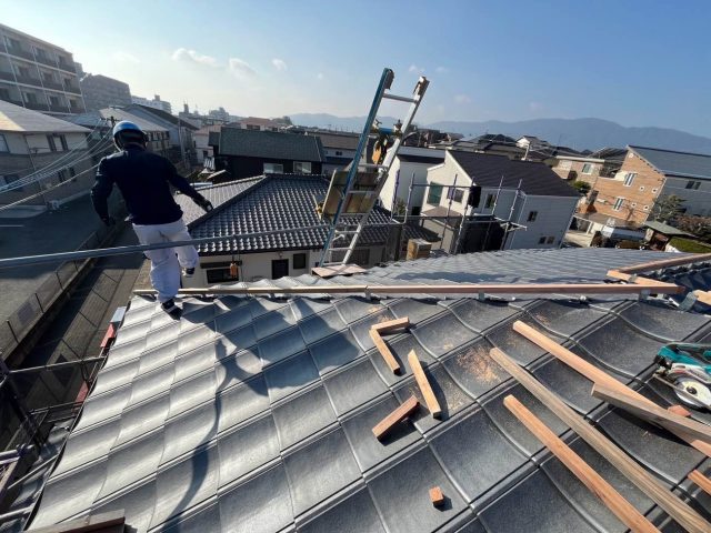 福岡市南区のルーガを使用した葺き替え工事中