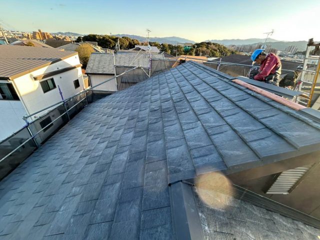 福岡市南区で棟板金の施工中