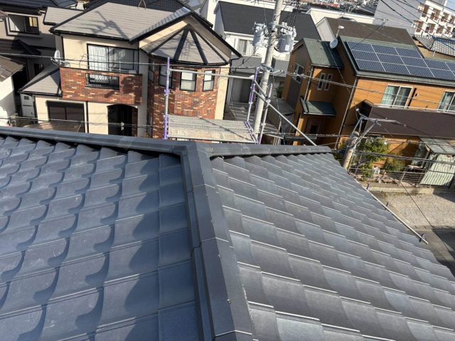 【福岡市南区】ルーガ雅を使用した屋根葺き替え工事｜棟板金を施工してリフォーム完了