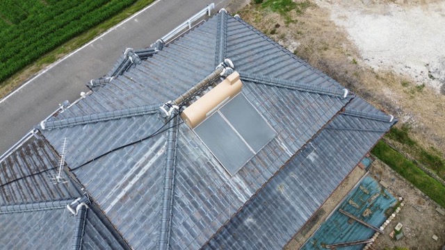 福岡の屋根工事｜屋根に放置された温水器撤去・処分工事レポート