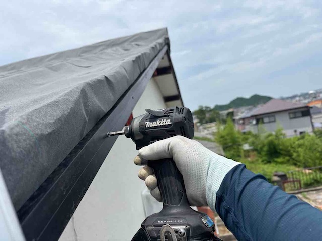 セメント瓦の雨漏り工事、防水シート施工