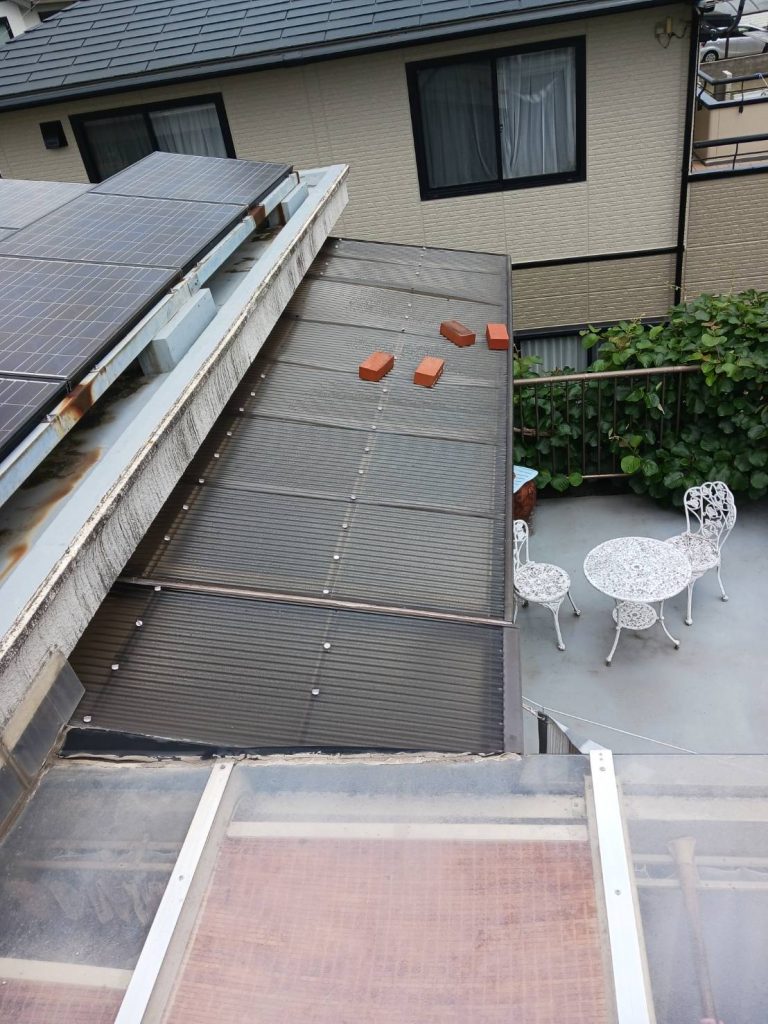 【糟屋郡志免町】サンルーム波板の現地調査、波板の変色や樋の排水不良を確認しました