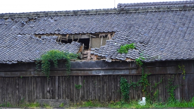 穴の空いた瓦屋根