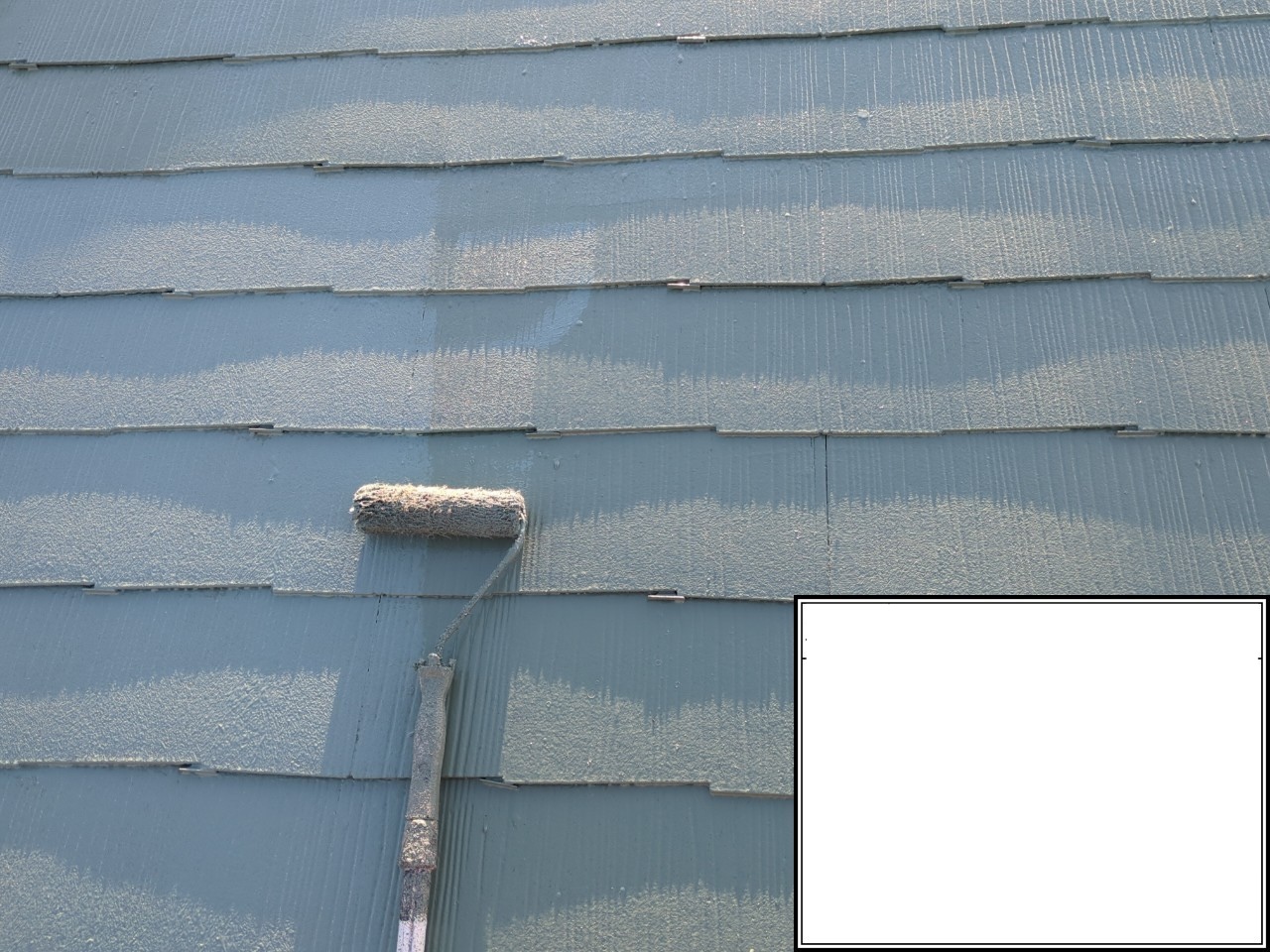 糟屋郡久山町屋根塗装工事。上塗りの様子。