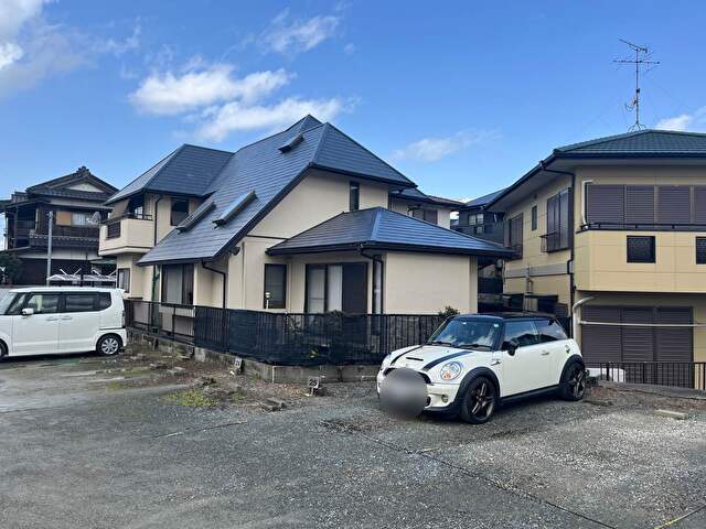 コロニアル屋根の塗装を行った戸建て住宅