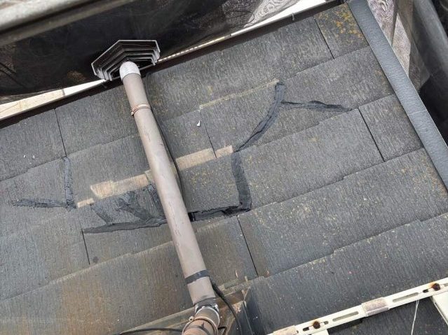 新宮町の屋根のひび割れを補修