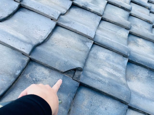 志免町の現地調査で瓦の欠けを指摘