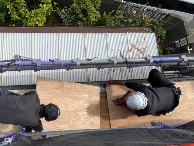 宇美町の葺き替え工事におけるの野地板の設置