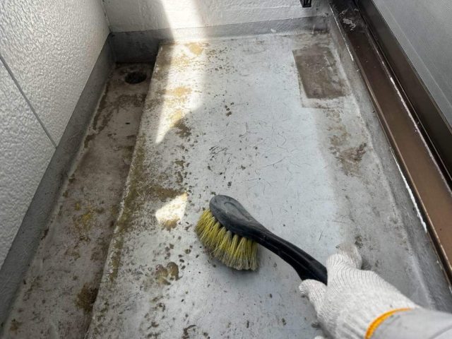 東区の劣化したベランダの防水層