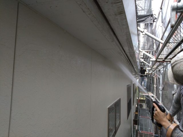 糸島市の塗装工事で高圧洗浄中