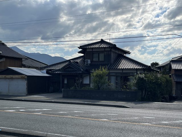 糟屋郡須恵町でキッチン天井に雨漏り。瓦に穴が空き漆喰も防水シートも劣化していた屋根の調査