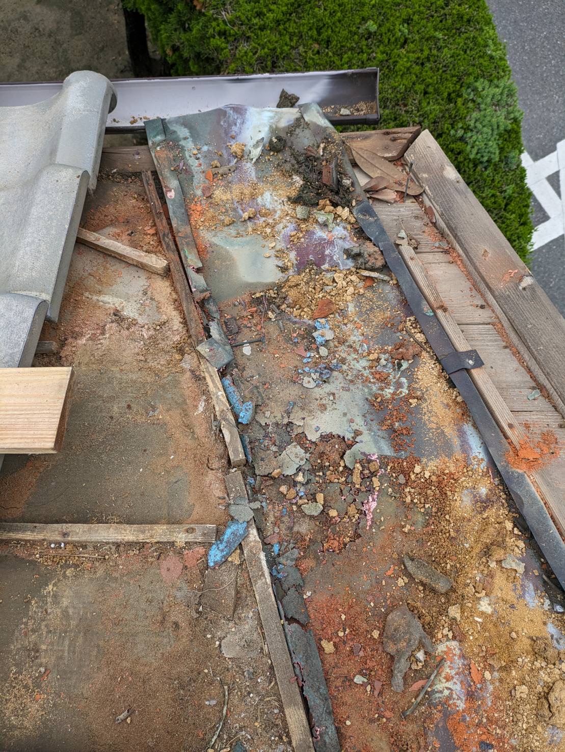 福岡市西区物件の雨漏り工事の施工事例、谷板金が劣化により腐食している写真