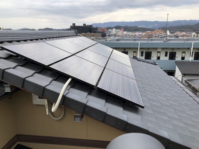 福岡市東区の瓦屋根に設置された大型の太陽光パネル