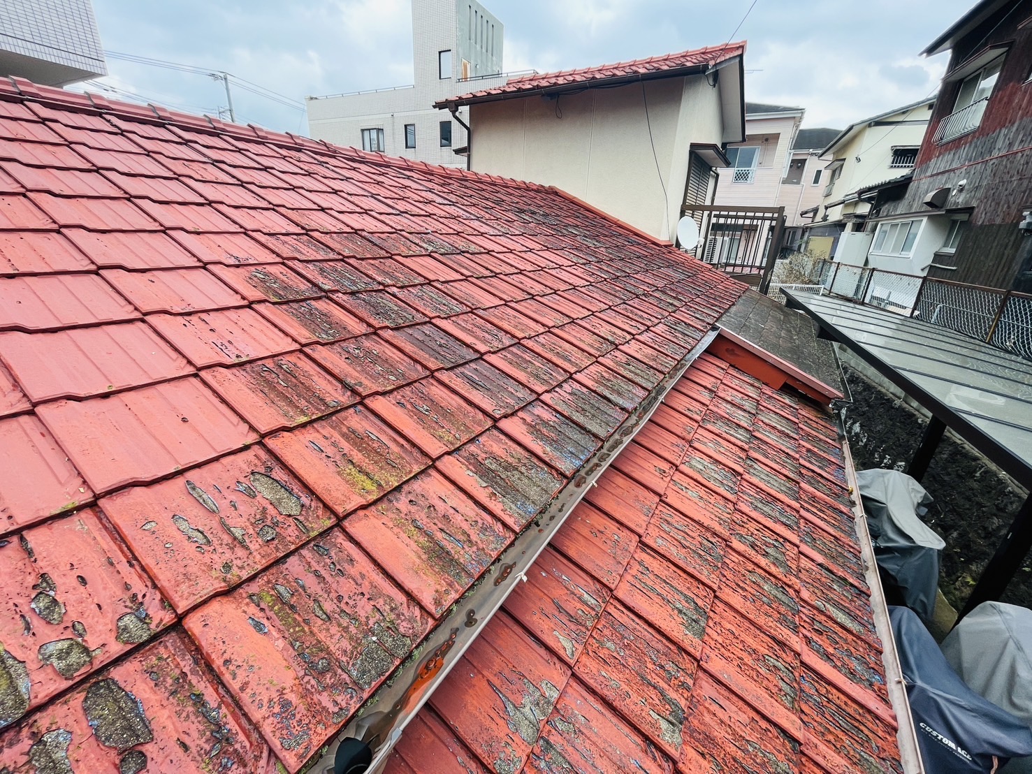 福岡市城南区にて屋根表面の剥がれ、屋根の割れが気になる築50年の２階建て住宅の屋根調査を行いました。「屋根劣化診断」