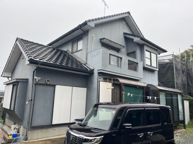 糸島市にて色褪せとひび割れが確認された外壁の調査。隣家での施工が気になってお問い合わせ
